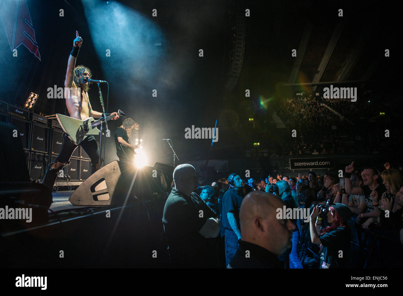 Groupe de hard rock Airbourne effectuer à l'Arène de Wembley, l'ESS comme un ouvreur pour Black Stone Cherry avec : Joel O'Keeffe,21-07-2013 Où : London, Royaume-Uni Quand : 01 Nov 2014 Banque D'Images