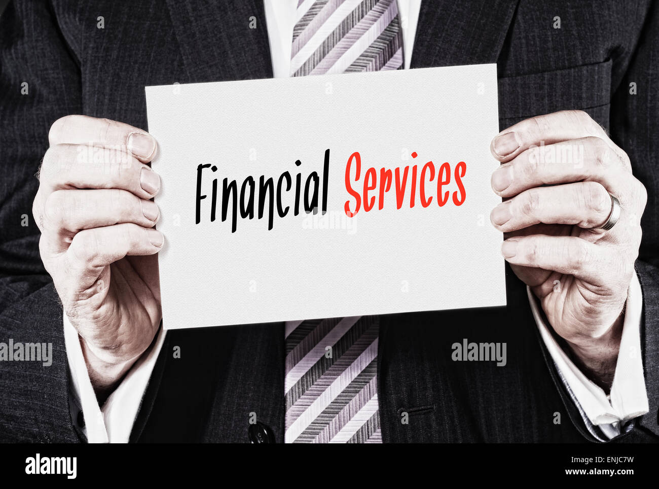 Un homme tenant une carte d'affaires avec les mots, les services financiers, l'écrit. Banque D'Images
