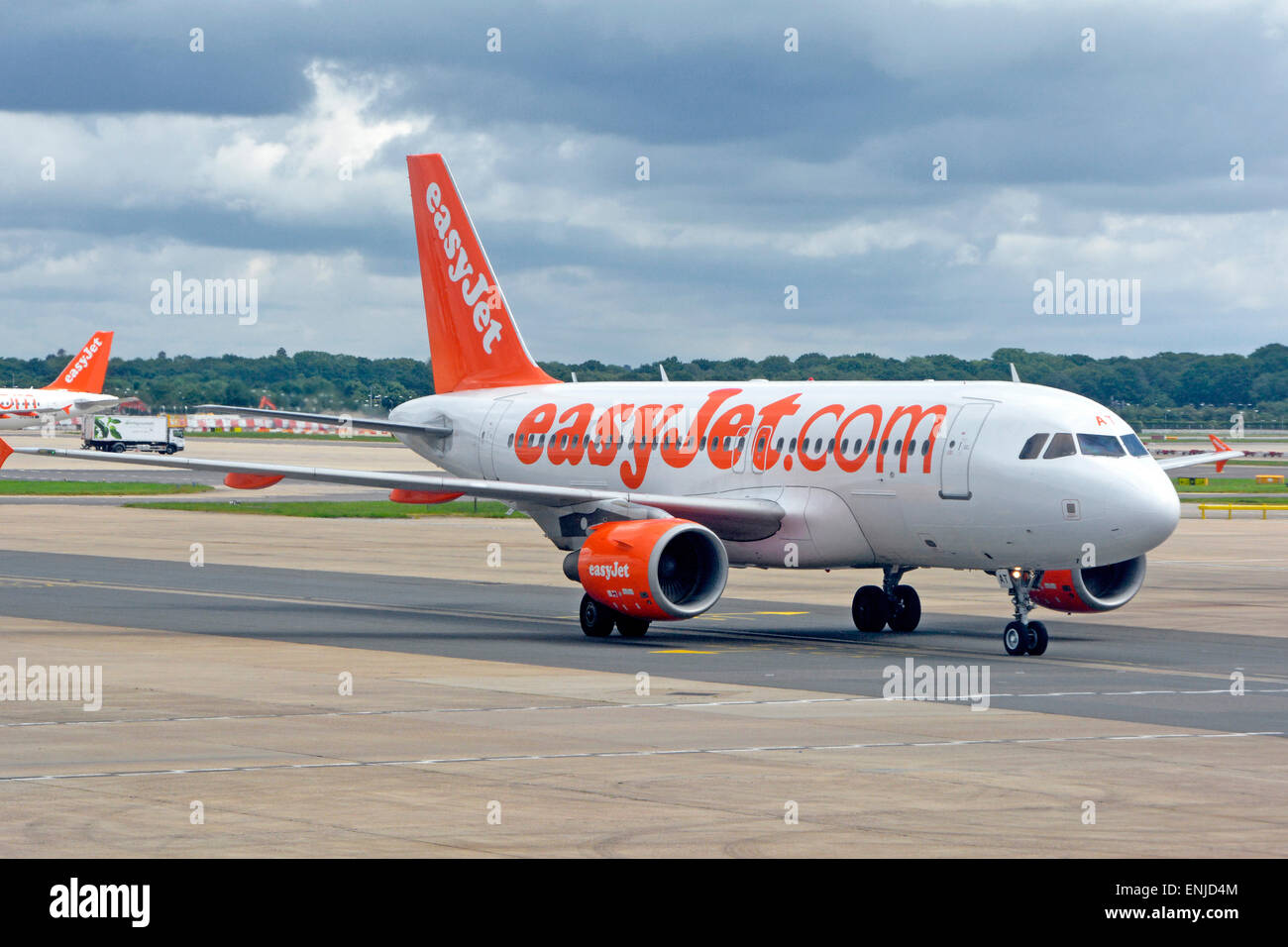 Avion de compagnie aérienne économique Easy Jet sur tarmac Gatwick aéroport avec le logo de la marque easyjet sur l'aileron de queue de moteur d'avion et la cabine Crawley West Sussex Angleterre Royaume-Uni Banque D'Images