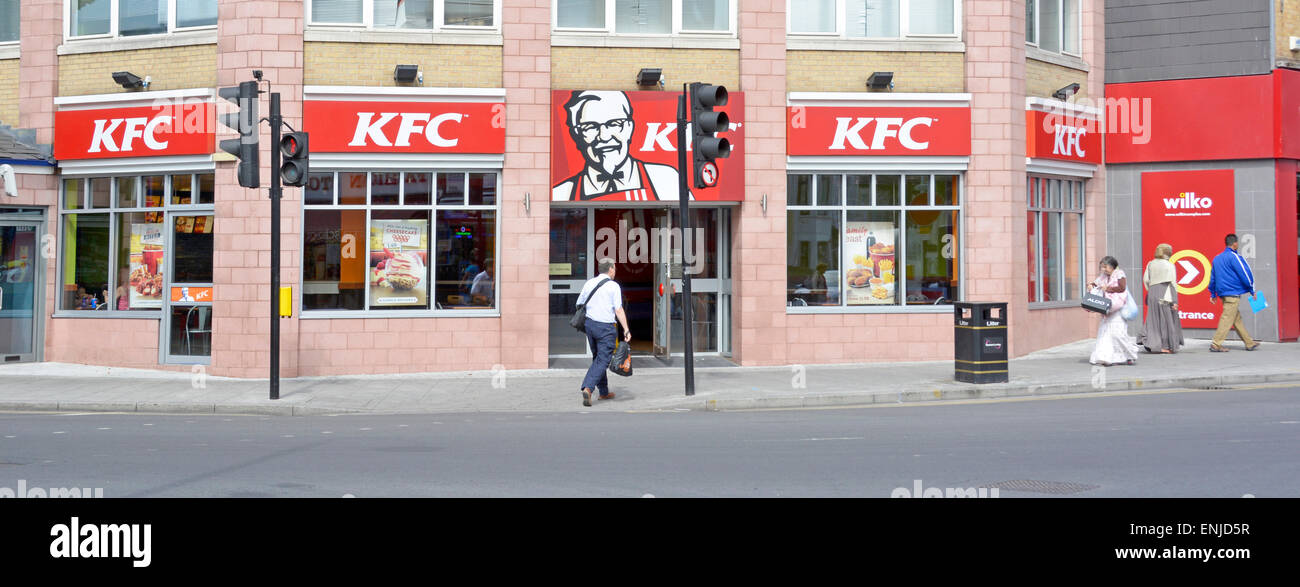 Kentucky Fried Chicken large façade sur la jonction de route coin du en partie sur le Ham high street East Ham Newham East London England UK Banque D'Images