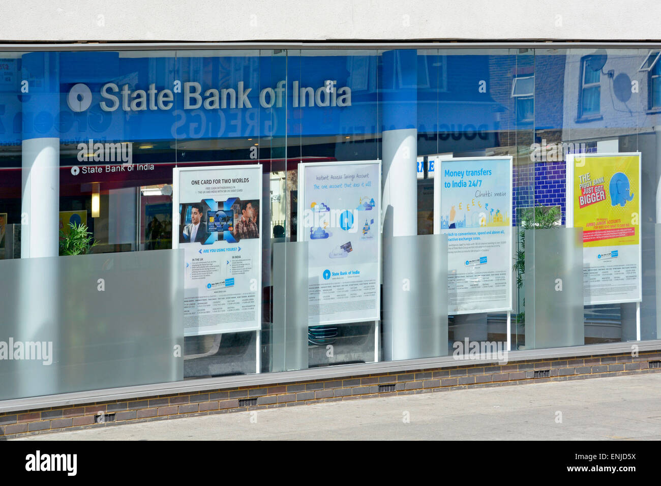 Boutique avant fenêtres utilisées pour des expositions publicitaires dans la succursale de High Street de la State Bank of India dans East Ham Newham East Londres Angleterre Royaume-Uni Banque D'Images
