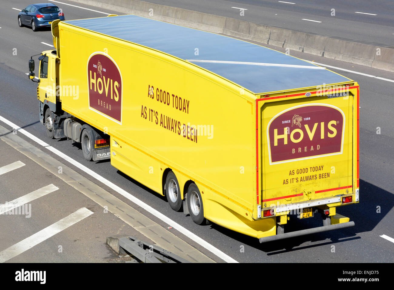 Vue du dessus et du dos Hovis jaune chaîne d'approvisionnement hgv livraison de pain camion et annonce de la marque de remorque articulée conduite le long de l'autoroute m25 Royaume-Uni Banque D'Images