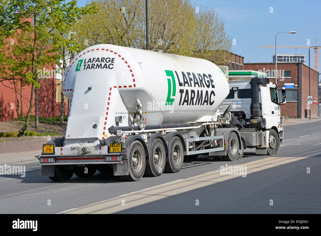 Lafarge Tarmac livraison de ciment sec en vrac par camion-citerne de camion-remorque tournant à droite en usine de béton prêt à mélanger Silvertown est Londres Angleterre Royaume-Uni Banque D'Images