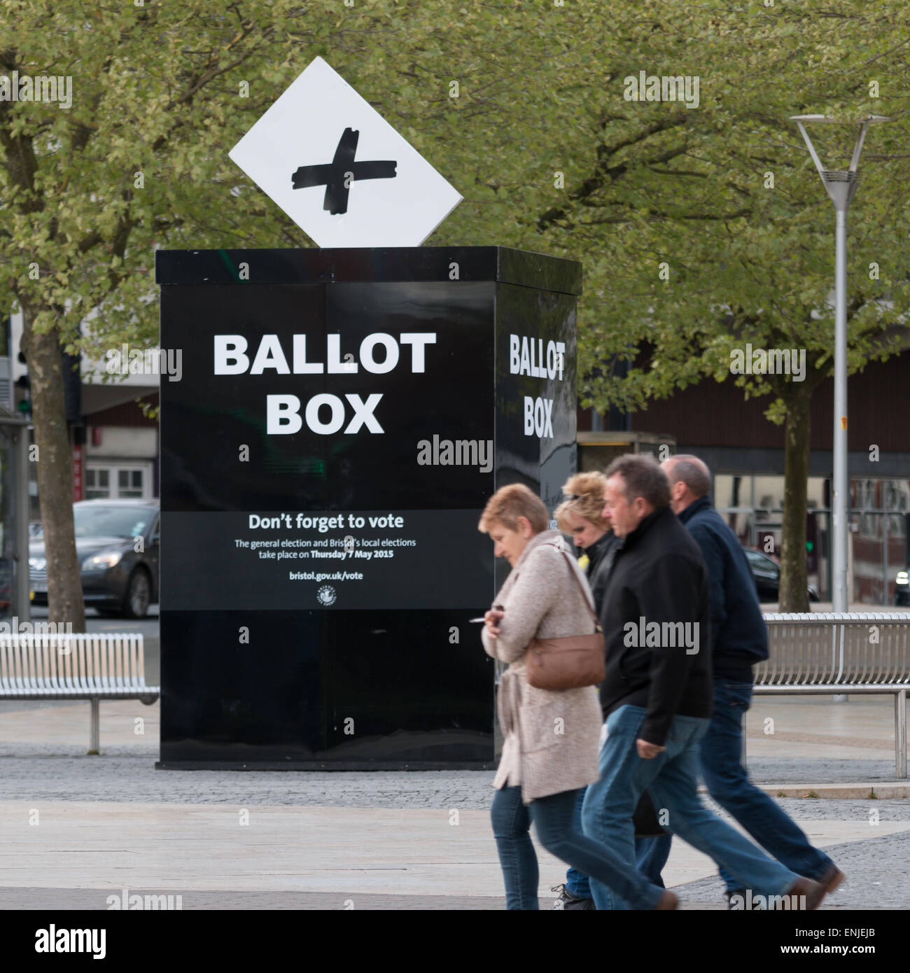 Une grande urne en Bristol, Royaume-Uni pour promouvoir les élections générales et locales. Banque D'Images