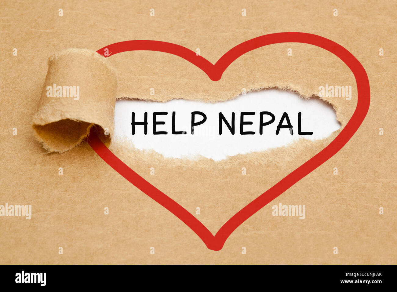 Le texte aider le Népal apparaître derrière déchiré papier brun. Banque D'Images