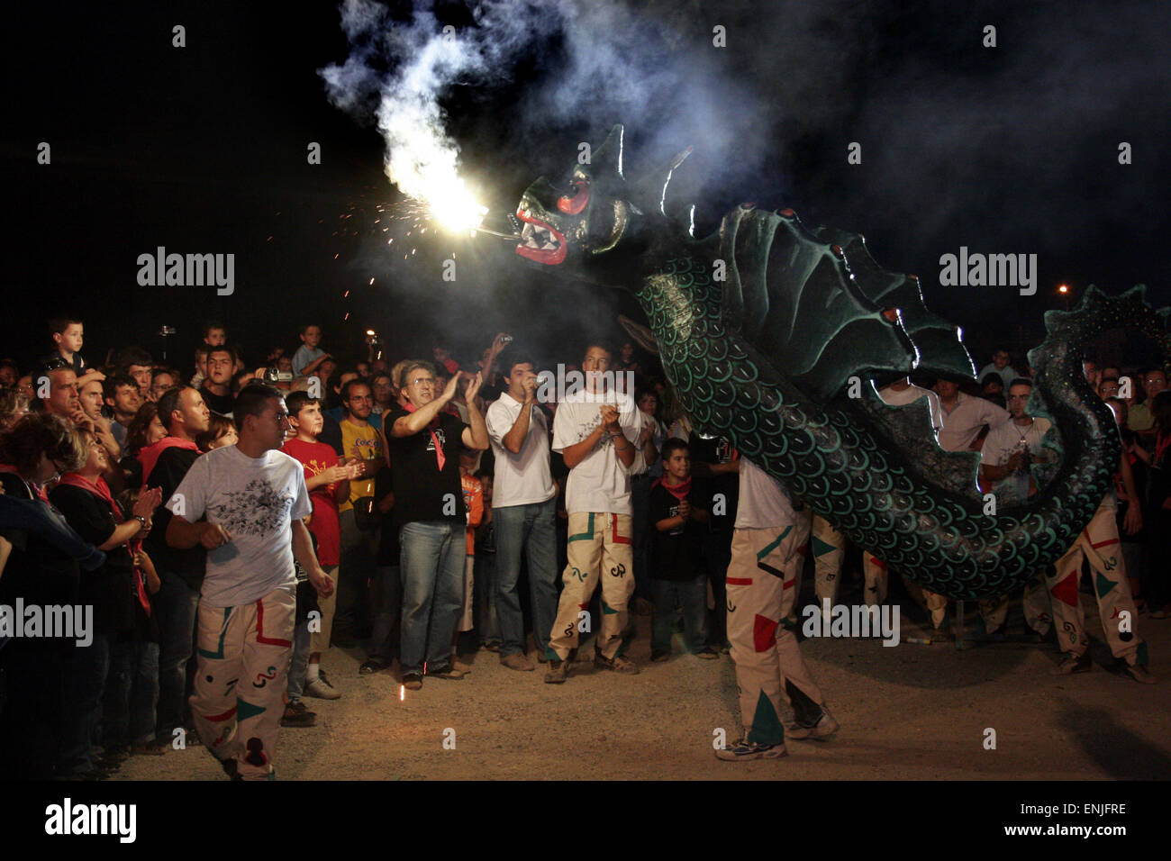 Gros géants,ânes,blanche,nains et dragons danser dans les fêtes populaires dans le village médiéval de Montblanc. Banque D'Images