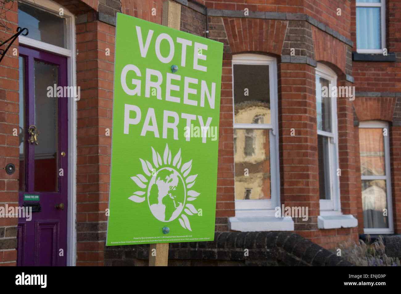 La politique britannique. Vote Le Parti Vert. Une plaque-étiquette politique dans une rue résidentielle prend en charge le Parti Vert à l'élection générale britannique de 2015. Angleterre, Royaume-Uni. Banque D'Images