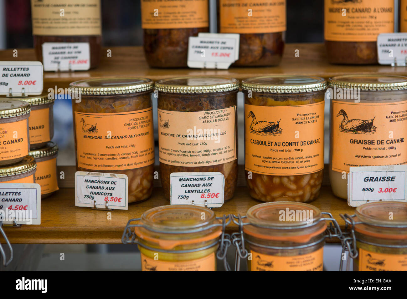 Les produits de viande de canard au marché du dimanche de Montcuq avec des produits alimentaires en France Banque D'Images