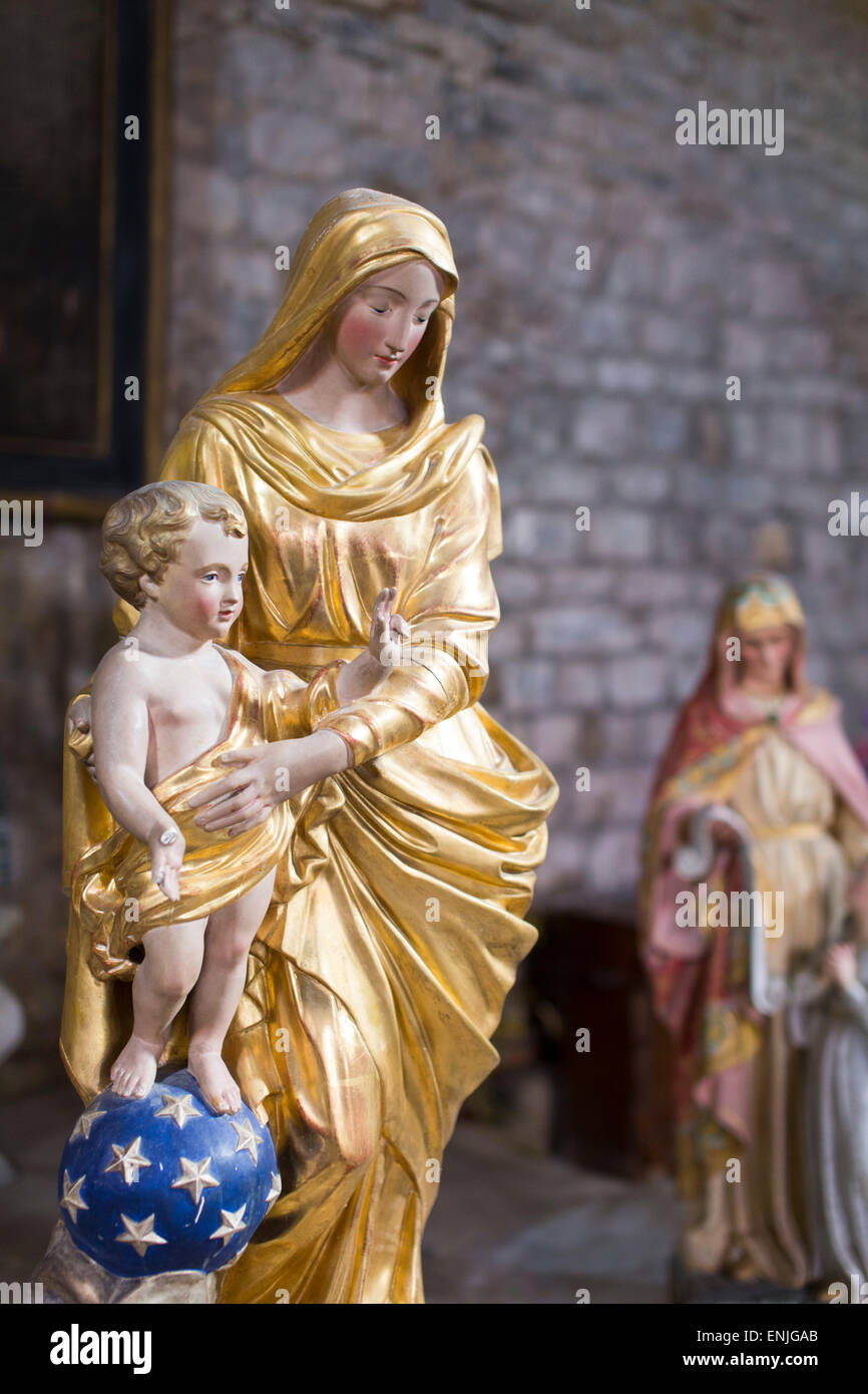 Statue de la Vierge Marie avec Jésus dans l'église de Penne, Tarn, Midi Pyrénées, France Banque D'Images