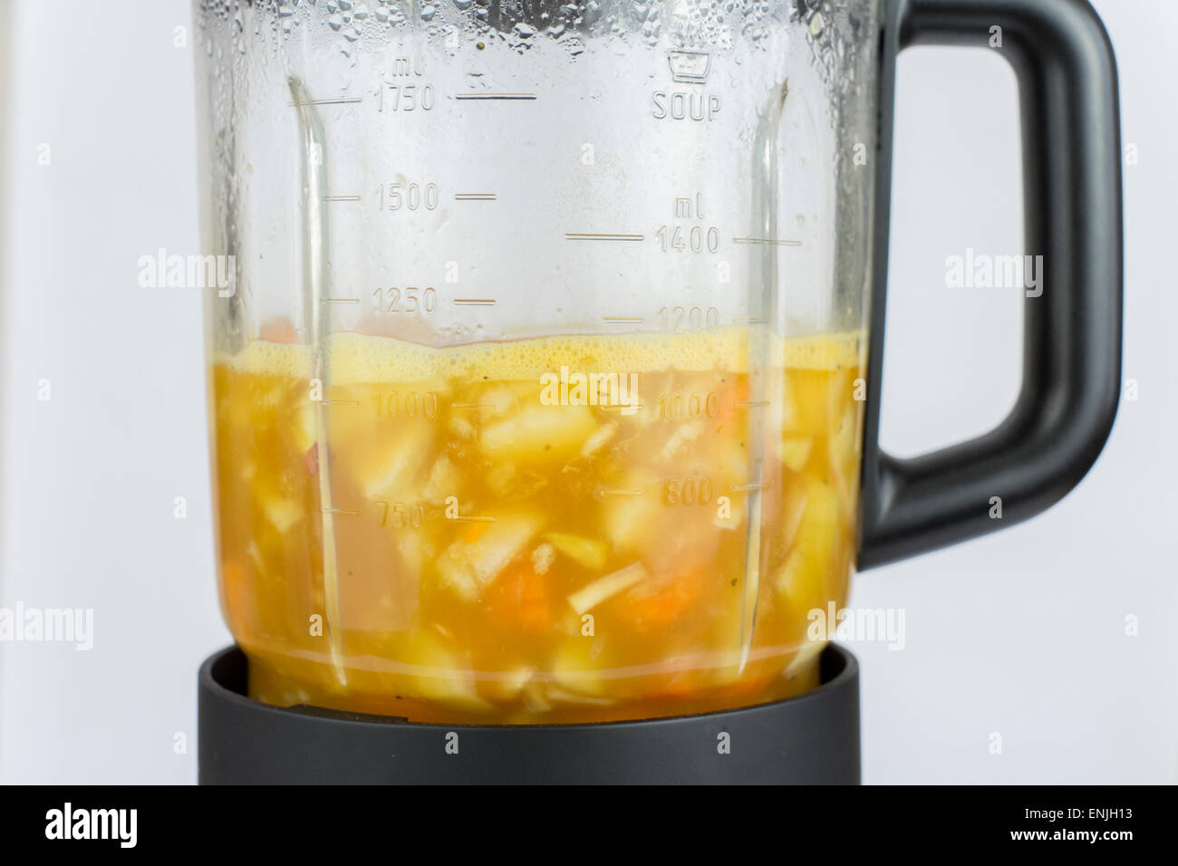 La carotte fait maison de la soupe dans une soupière, faisant appareil électrique une soupe. Banque D'Images