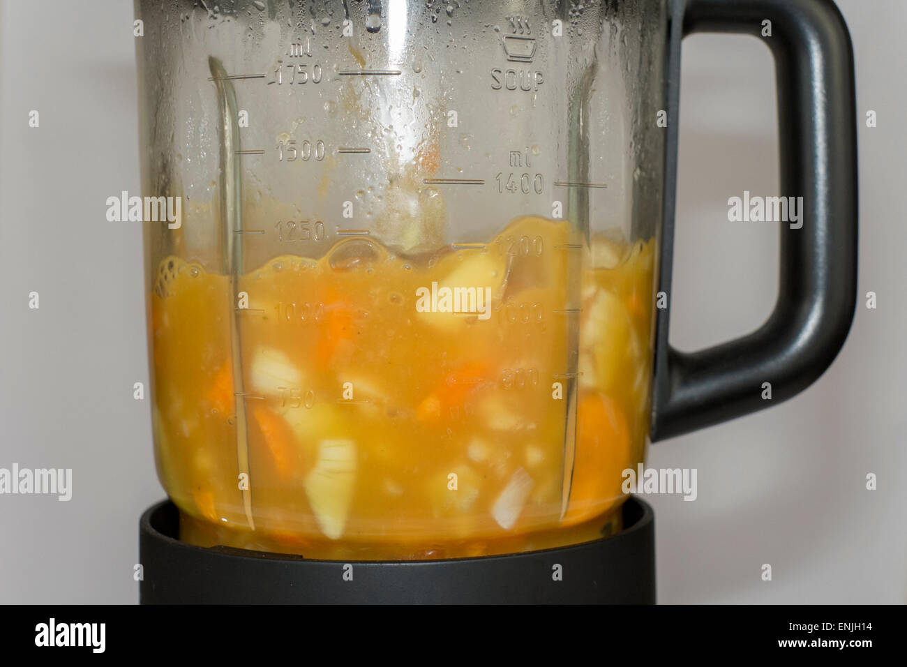 La carotte fait maison de la soupe dans une soupière, faisant appareil électrique une soupe. Banque D'Images