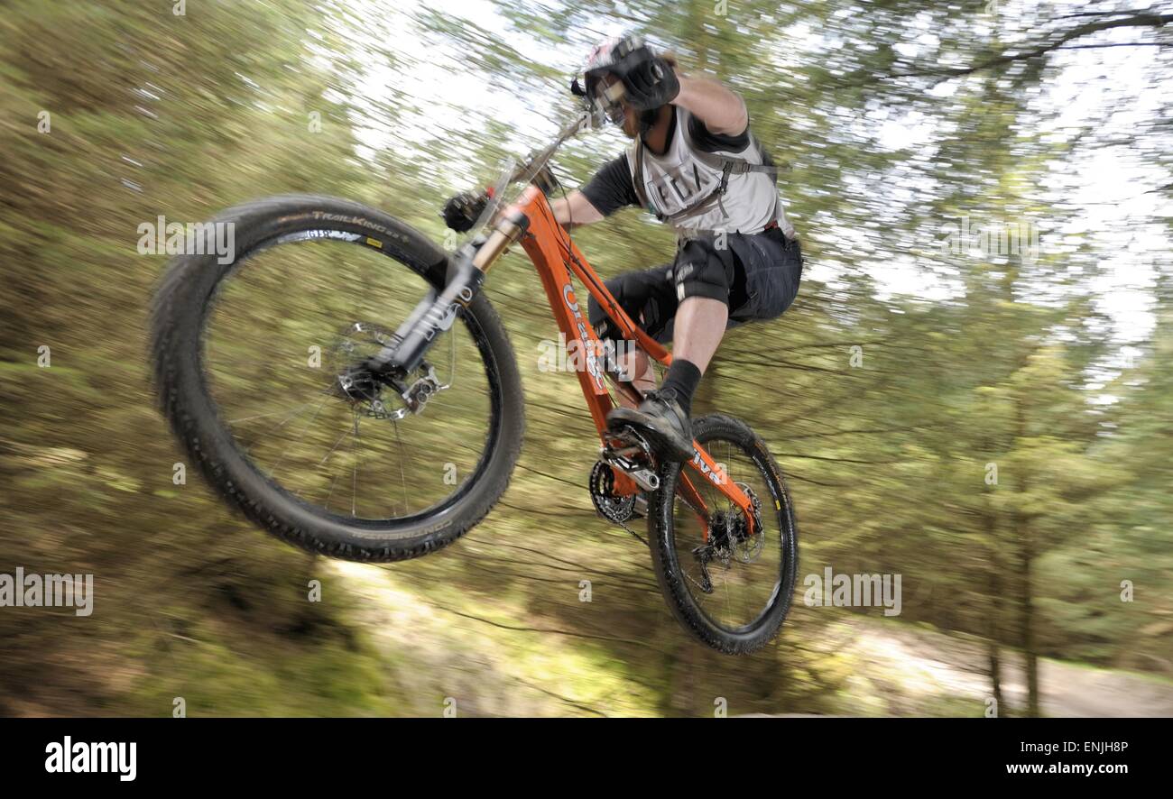 Mountain biker volant par l'air à la vitesse Banque D'Images