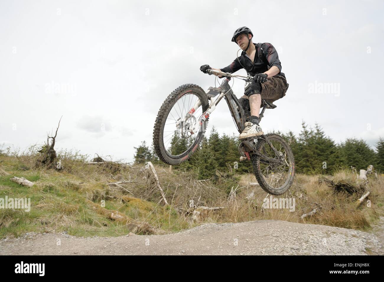Vélo de montagne obtenir certains 'air' sur un saut Banque D'Images