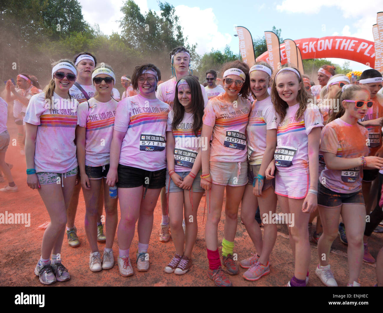 Fun coureurs prenant part à la Dulux Color Run, Manchester UK, en juillet 2014. Banque D'Images