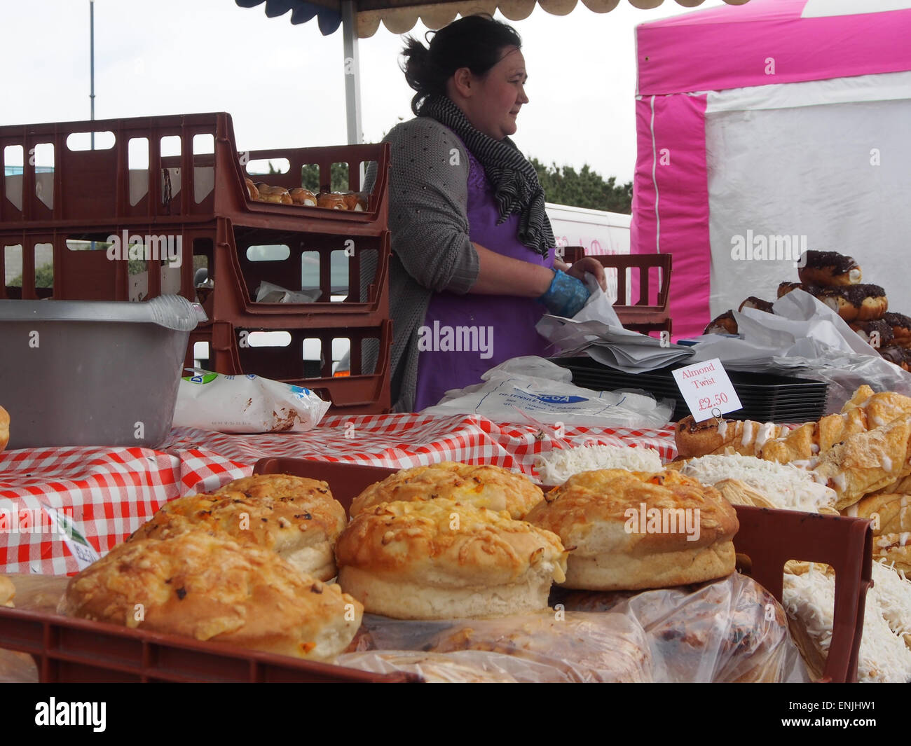 Titulaire d'un étal sur un marché de vente de décrochage boulangerie pains et pâtisseries. Banque D'Images