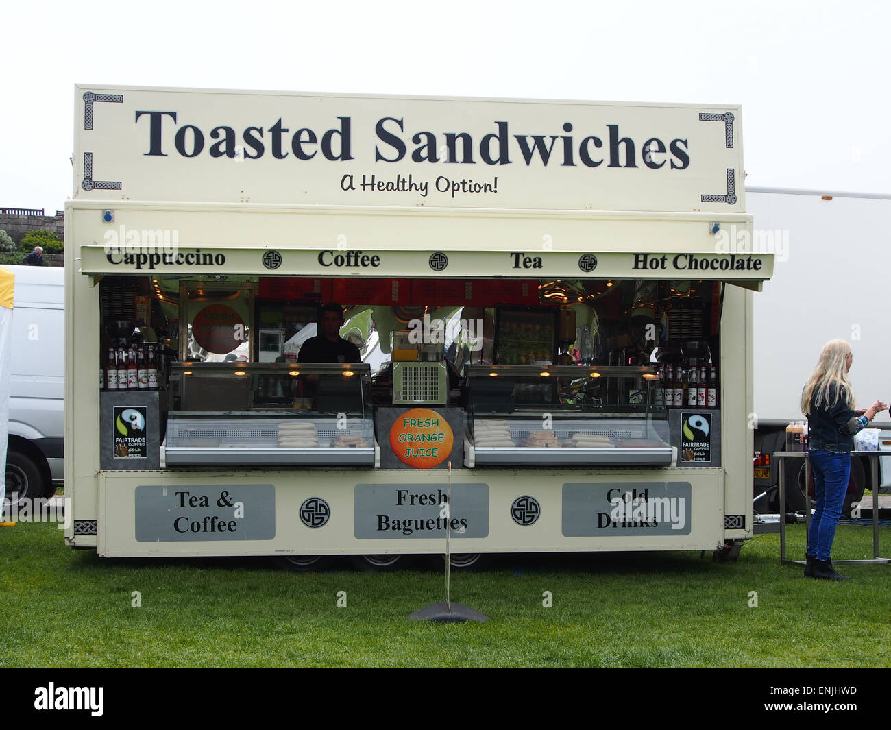 Une remorque snack mobile vente de croque-monsieur et des boissons Banque D'Images
