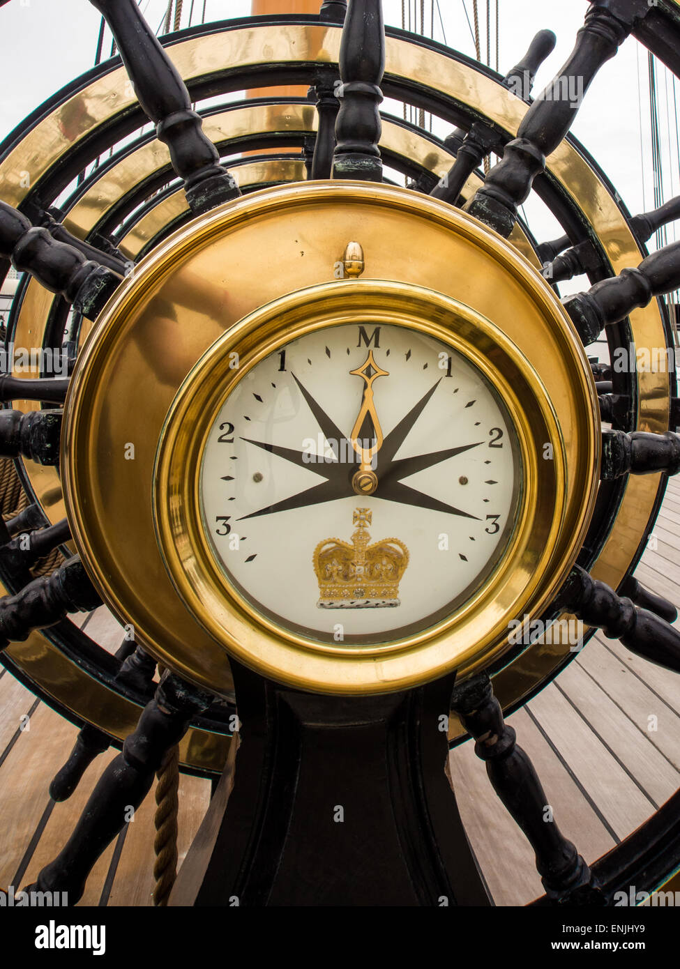 La roue du navire et l'indicateur de barre sur-bord du HMS Warrior à Portsmouth Historic Dockyard, Hampshire, Angleterre Banque D'Images