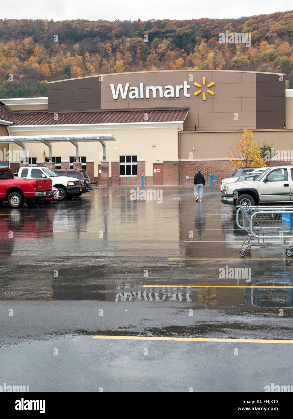 Extérieur d'une petite ville magasin Walmart un jour de pluie. Banque D'Images