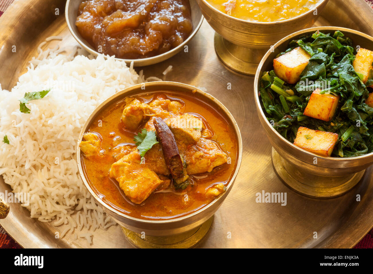 Dal bhat tarkari plateau avec poulet, épinards au curry avec le tofu, les lentilles et le riz jaune, Himalaya Restaurant, Cuisine du Népal, Banque D'Images