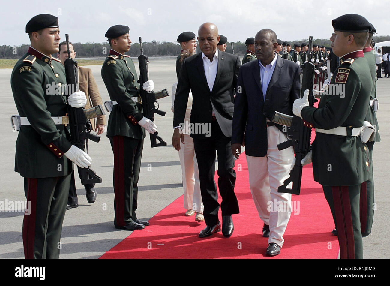 Cancun, Mexique. 6 mai, 2015. Le président haïtien Michel Martelly (C) arrive à l'Aéroport International de Cancun pour le Forum économique mondial (WEF) rencontre latino-américaine, à Cancun, le sud-est du Mexique, le 6 mai 2015. Le forum aura lieu le 6 au 8 mai. © Frncisco Galvez/NOTIMEX/Xinhua/Alamy Live News Banque D'Images