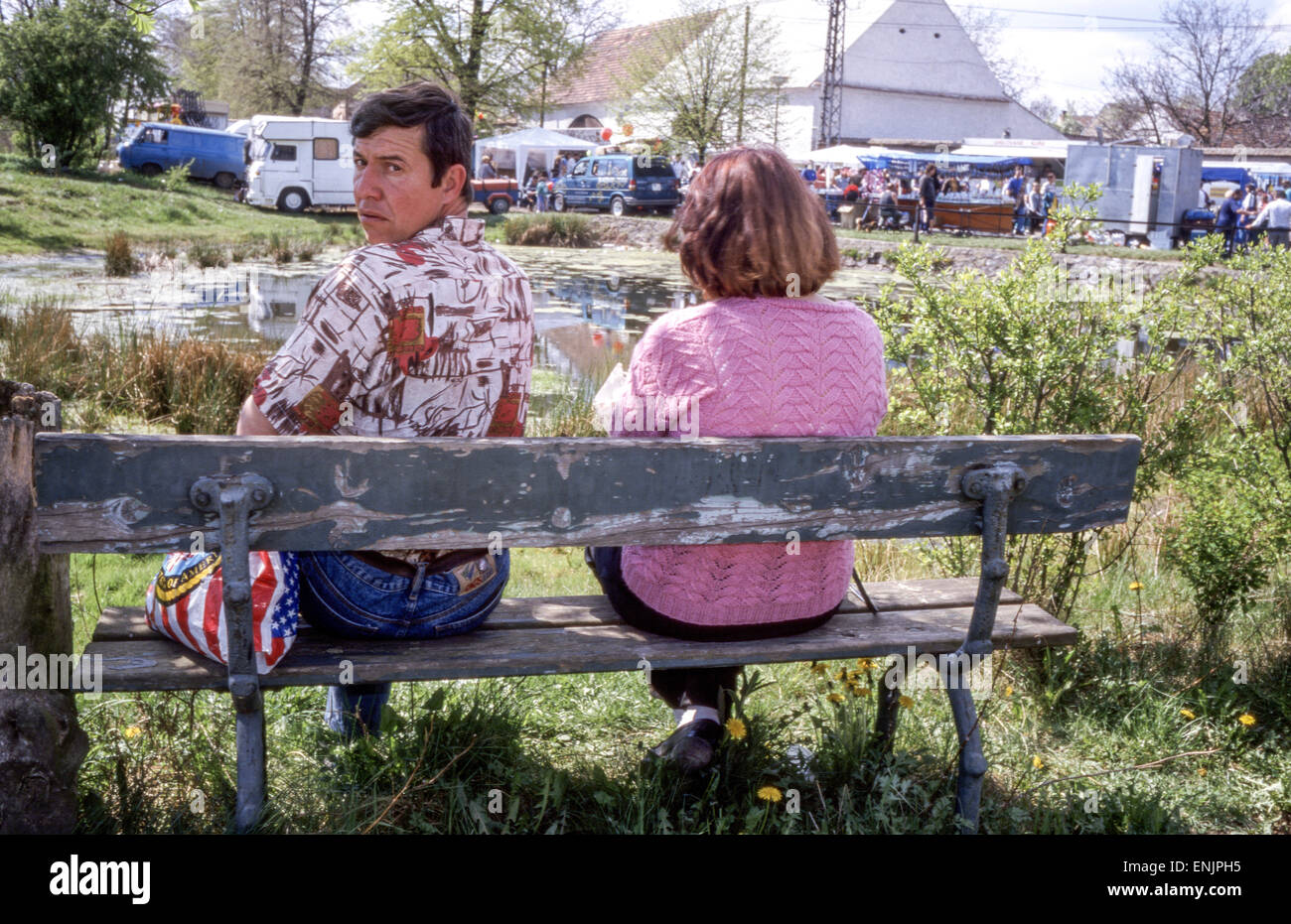Banc senior, couple sur banc village rural équitable République tchèque, personnes d'âge moyen sur un banc Banque D'Images