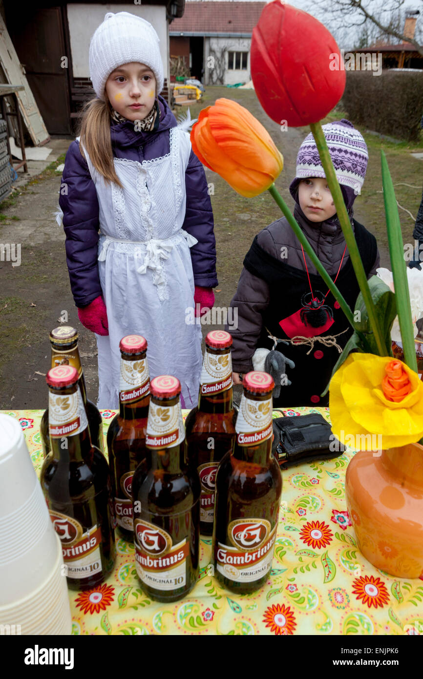 Des rafraîchissements au carnaval, les enfants Czech village Banque D'Images