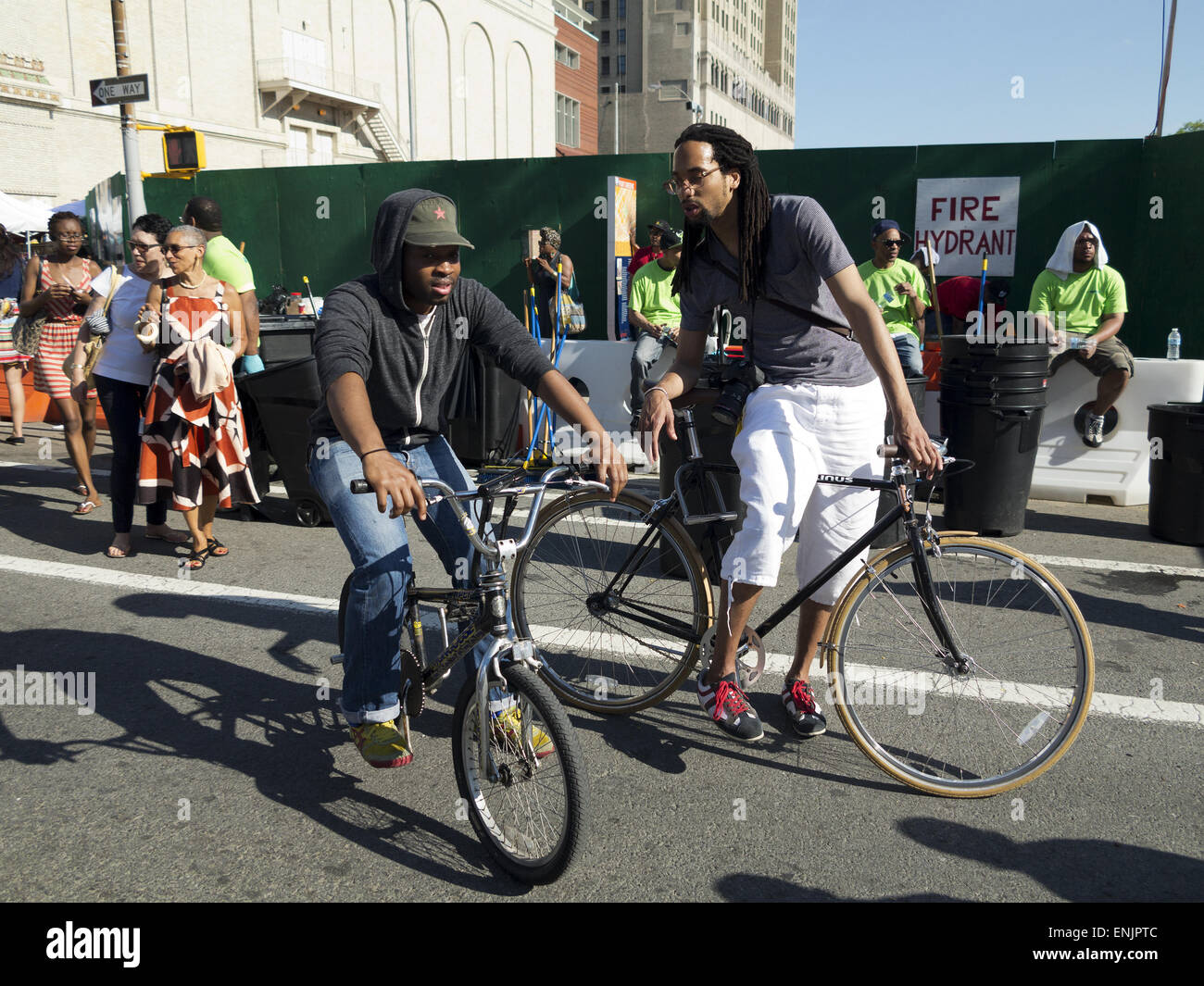 Scène de rue à l'Afrique Danse Festival dans la Section de Fort Greene à Brooklyn, NY, 2014. Banque D'Images