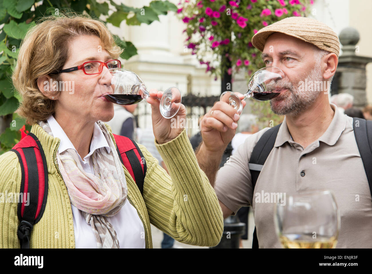 Dégustation de vin Senior couple outdoors Banque D'Images
