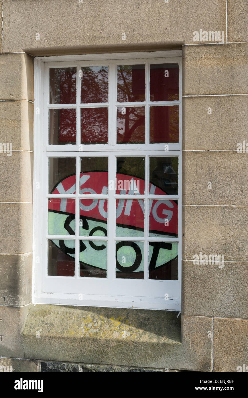 Le jeune Écossais Carte d'admissibilité national annoncé dans une fenêtre de Stirling Banque D'Images