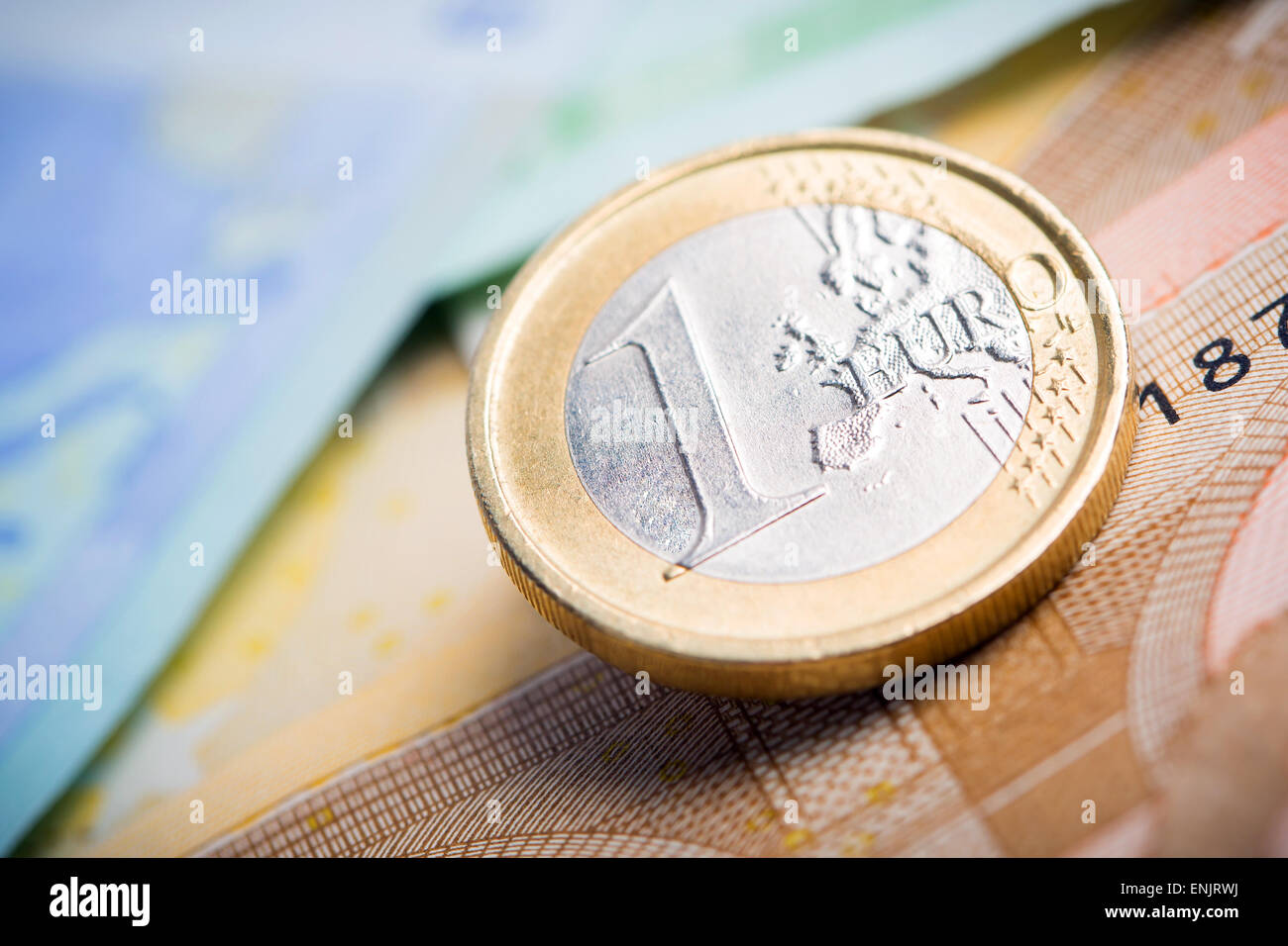 Euro argent : des billets et des pièces Banque D'Images