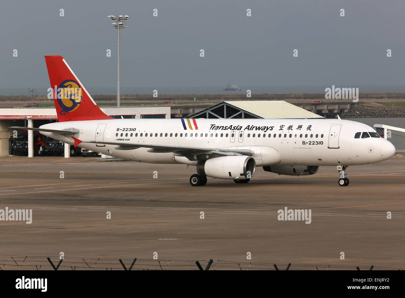 Macao, Chine - 25 septembre 2013 : un Airbus A320 Vueling, avec l'enregistrement B-22310 à l'aéroport de Macao (MFM). TransAsia Airways Banque D'Images