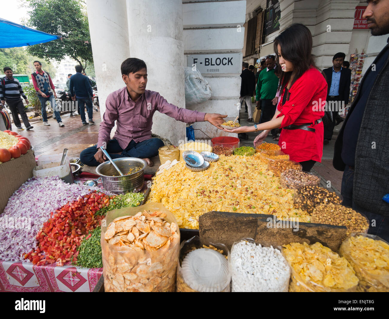 Un vendeur de rue offrant Bhelpuri à Connaught Place à New Delhi Inde Banque D'Images