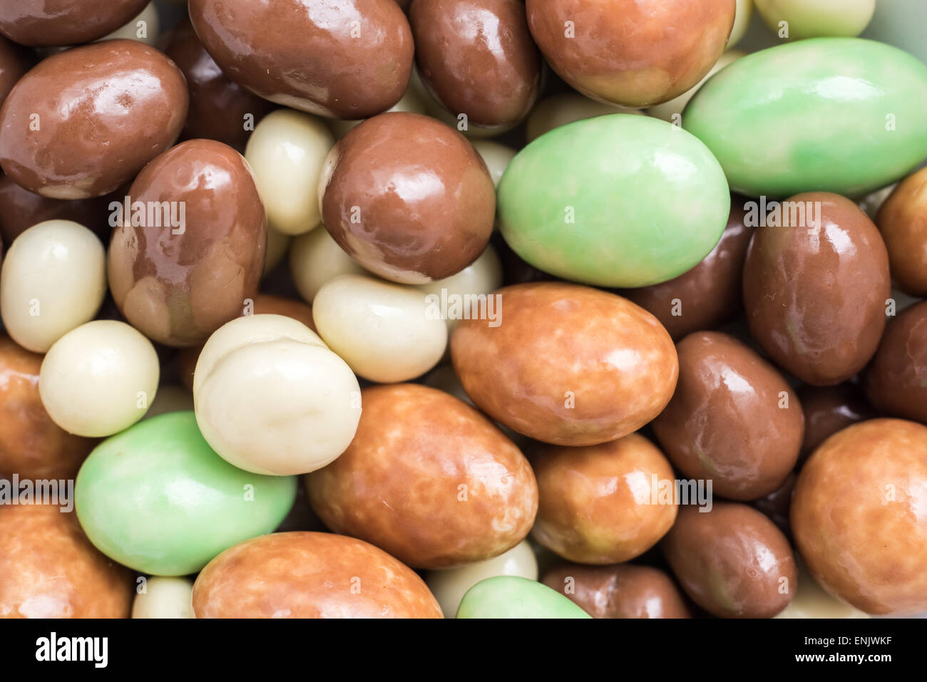 Menthe et chocolat au lait Blanc Fond Bonbons Banque D'Images