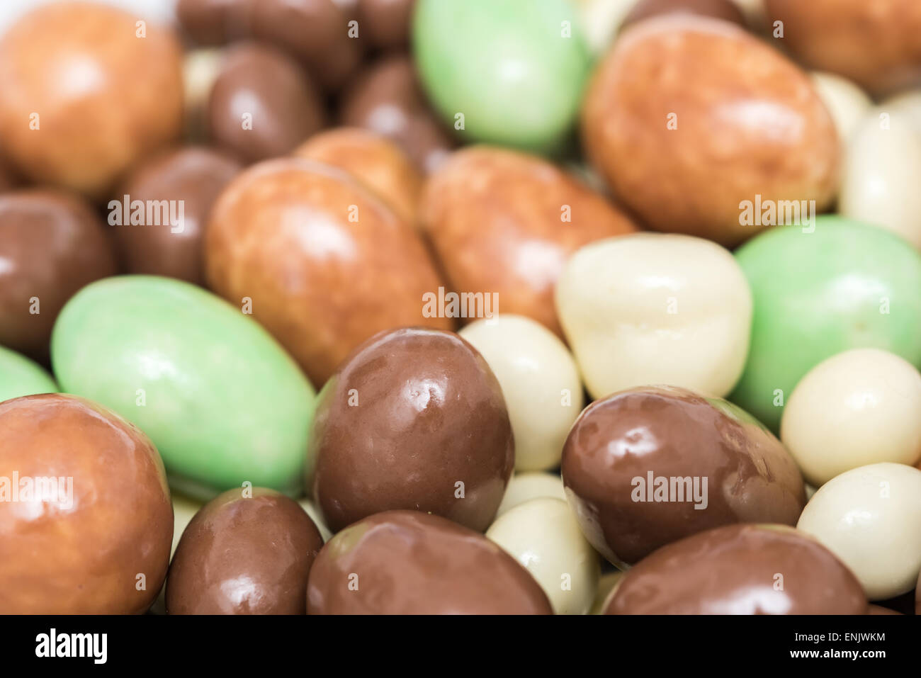 Menthe et chocolat au lait Blanc Fond Bonbons Banque D'Images