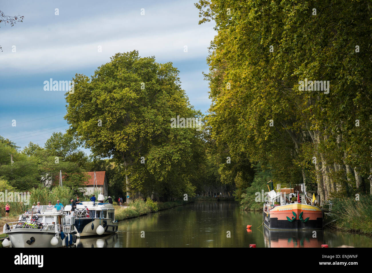 Les bateaux amarrés sur le Canal du Midi, à Villeneuve, Languedoc-Roussillon, Aude, France Banque D'Images