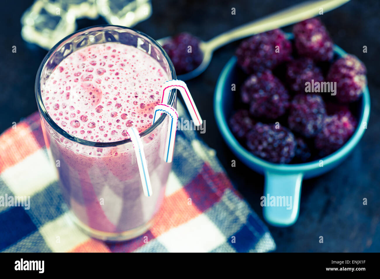 Des smoothies avec des mûres congelées, bol de fruits rouges fermer Banque D'Images