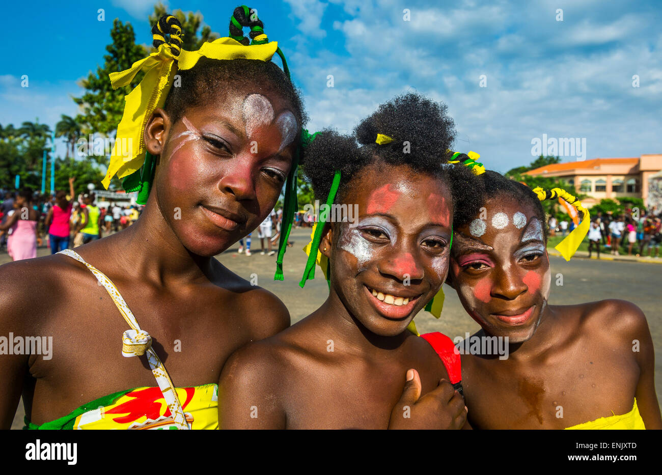 Friendly filles à la carnaval dans la ville de Sao Tomé, Sao Tomé et Principe, Océan Atlantique, Afrique Banque D'Images
