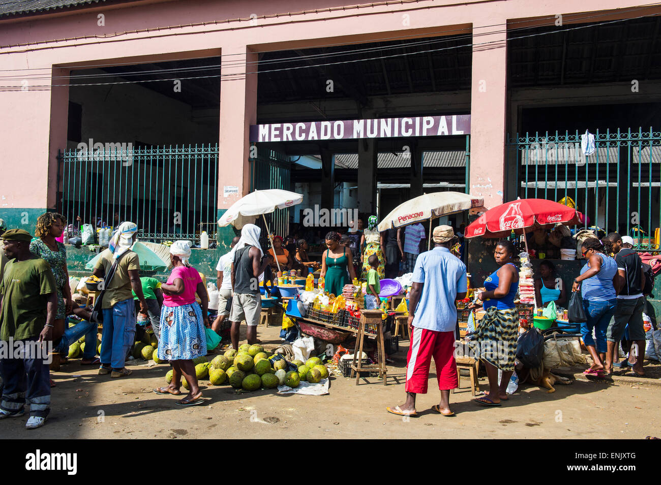 Les femmes du marché dans le marché central de la ville de Sao Tomé, Sao Tomé et Principe, Océan Atlantique, Afrique Banque D'Images