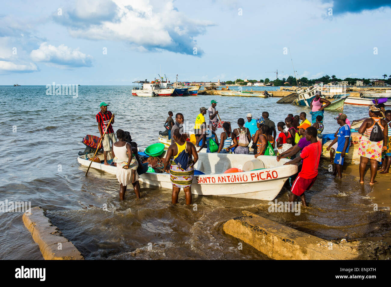 Les pêcheurs vendent leur poisson frais, ville de Sao Tomé, Sao Tomé et Principe, Océan Atlantique, Afrique Banque D'Images