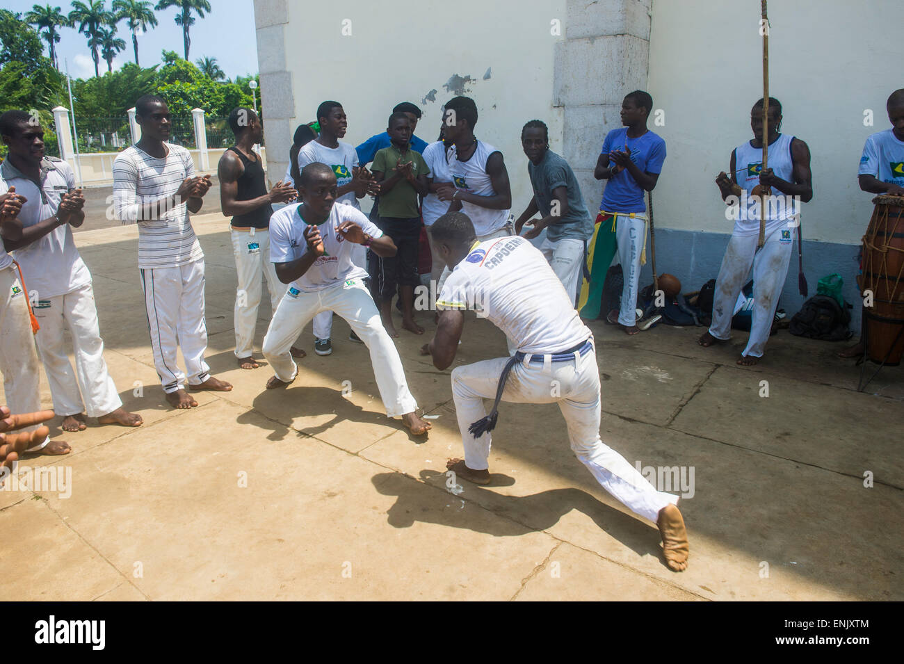 Les jeunes garçons effectuant la capoeira dans la ville de Sao Tomé, Sao Tomé et Principe, Océan Atlantique, Afrique Banque D'Images