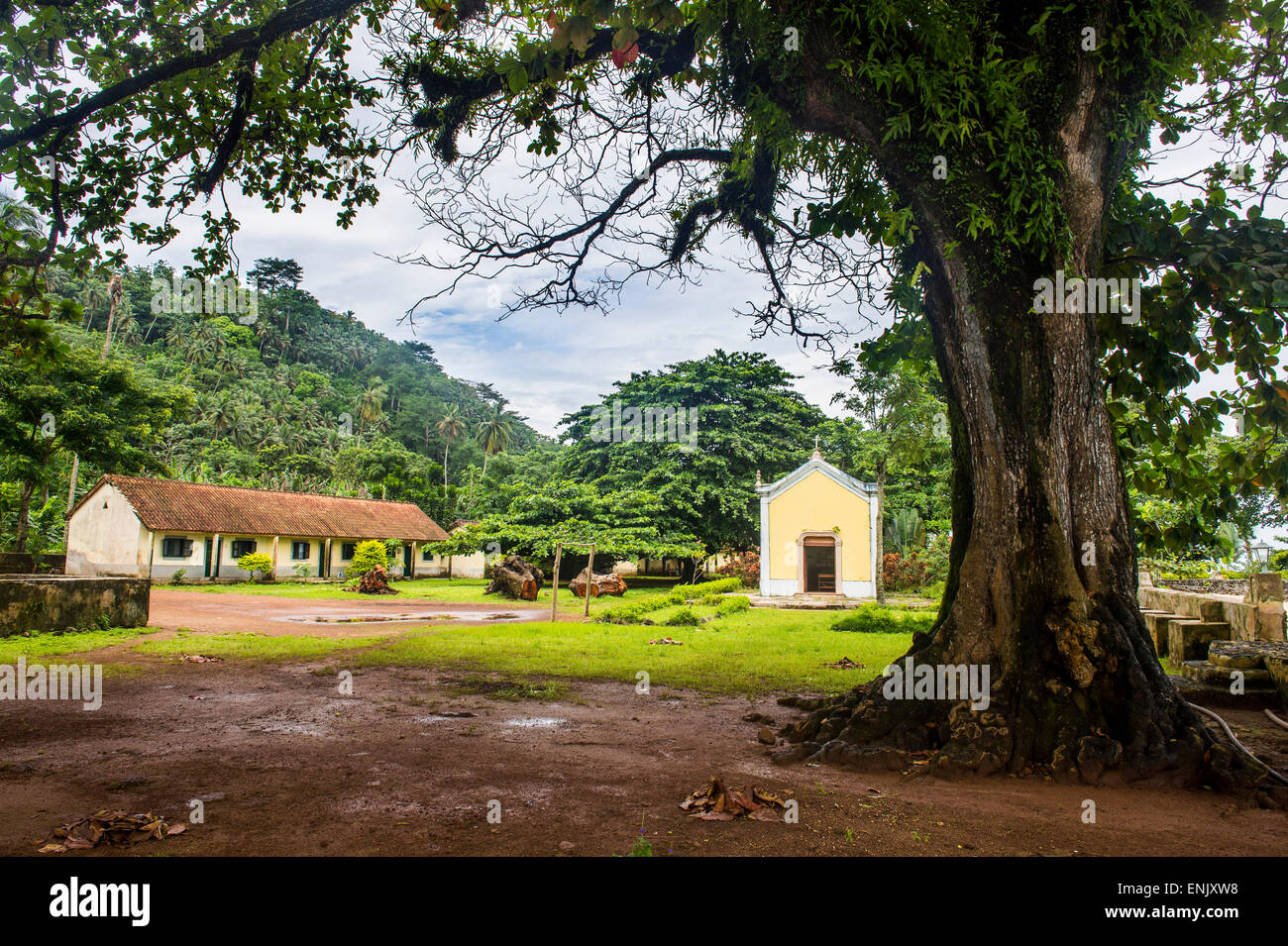 Vieille plantation Roca avec une petite chapelle, Islote das Rolas, Sao Tomé-et-Principe, Océan Atlantique, Afrique Banque D'Images