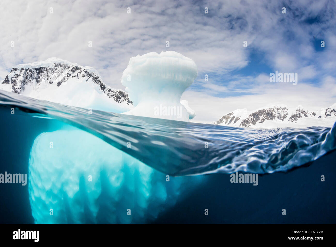 Ci-dessus et ci-dessous vue sur l'eau de l'Île Danco, Errera Channel, l'Antarctique, régions polaires Banque D'Images