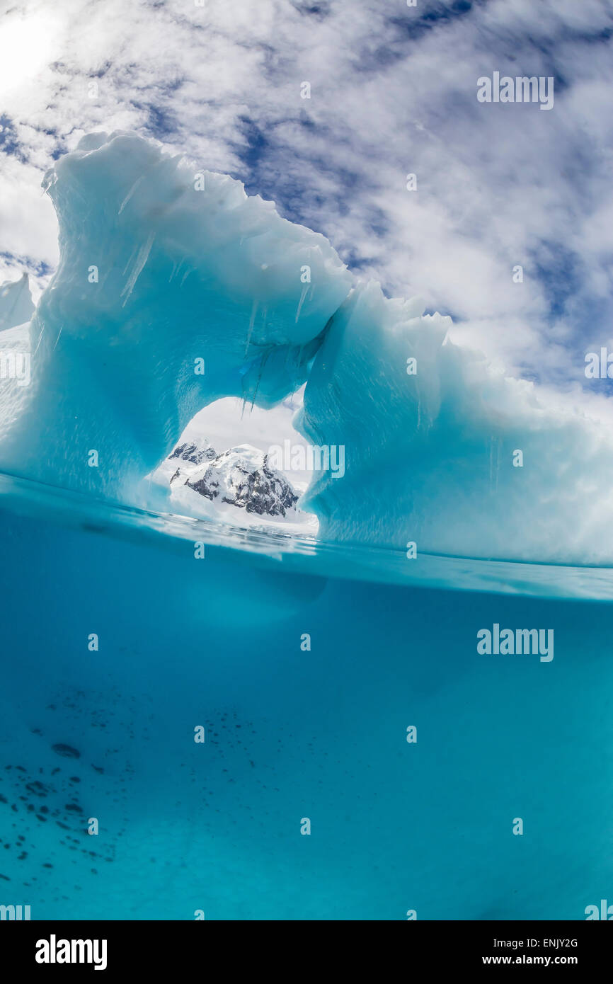 Ci-dessus et ci-dessous vue sur l'eau de l'Île Danco, Errera Channel, l'Antarctique, régions polaires Banque D'Images