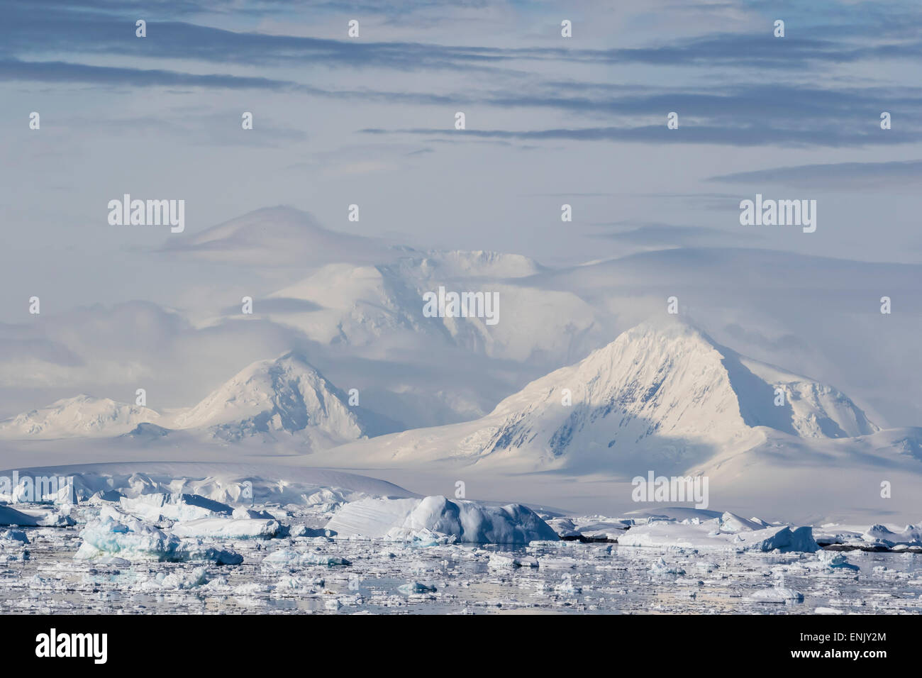 La ligne des montagnes neige-couvertes dans les glaces du détroit de Penola, Antarctique, les régions polaires Banque D'Images