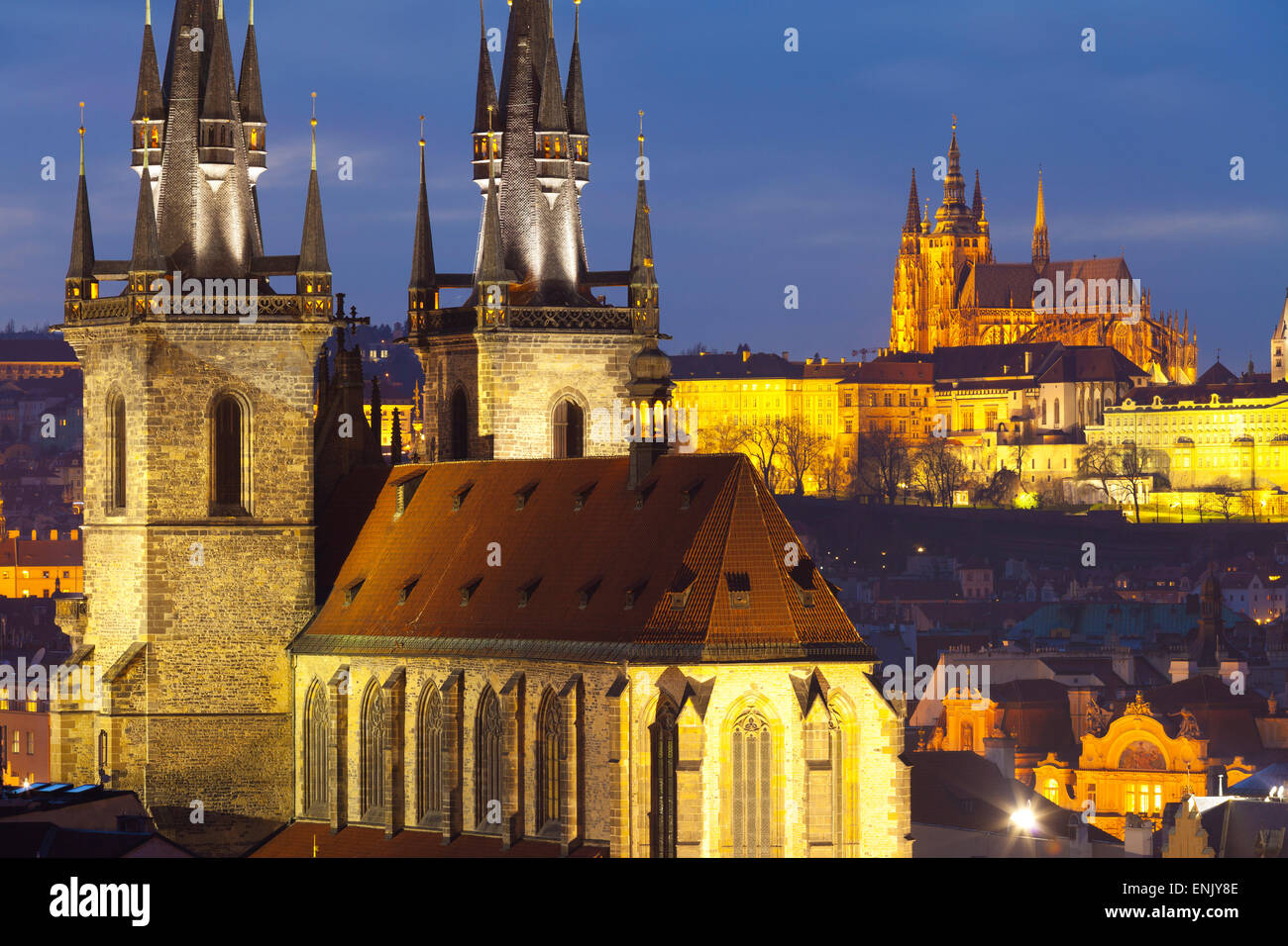 Aperçu de l'église Notre Dame de Tyn et du château de Prague, Site du patrimoine mondial de l'UNESCO, Prague, République Tchèque, Europe Banque D'Images
