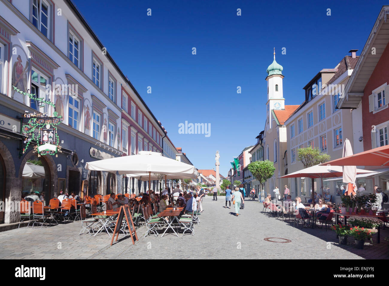 Untermarkt marché, Maria Hilf, église et ses cafés de rue, Murnau am Staffelsee, Blaues Land, Haute-Bavière, Bavière, Allemagne Banque D'Images