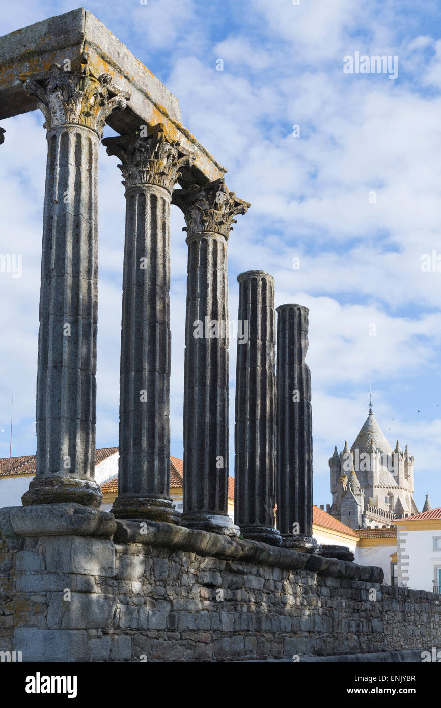 Le Temple Romain de Diane et la tour de la cathédrale, le centre historique d'Evora, Evora, l'UNESCO, de l'Alentejo, Portugal Banque D'Images