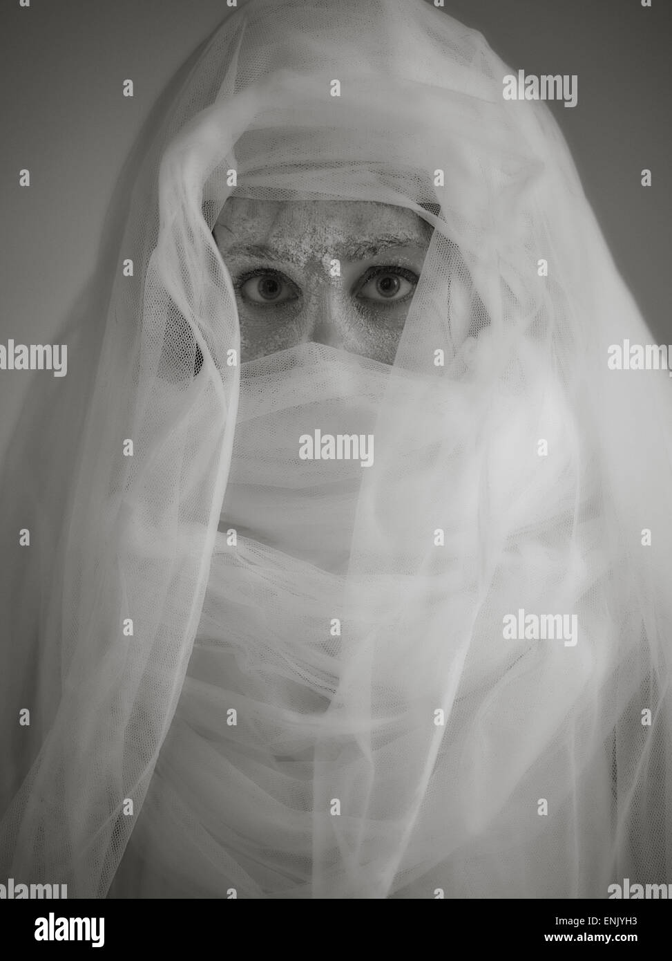 Fermer les yeux et de cendres, femme-elle porter toile blanche, image en noir et blanc teinté, intentionnel bruit ajouté Banque D'Images