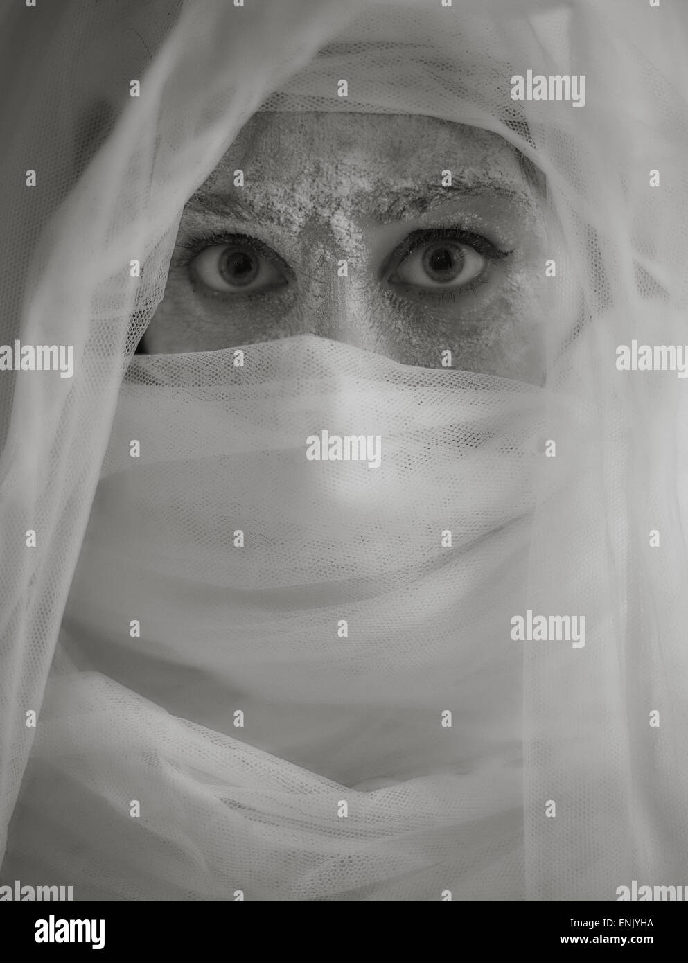 Fermer les yeux et de cendres, femme-elle porter toile blanche, image en noir et blanc teinté, intentionnel bruit ajouté Banque D'Images