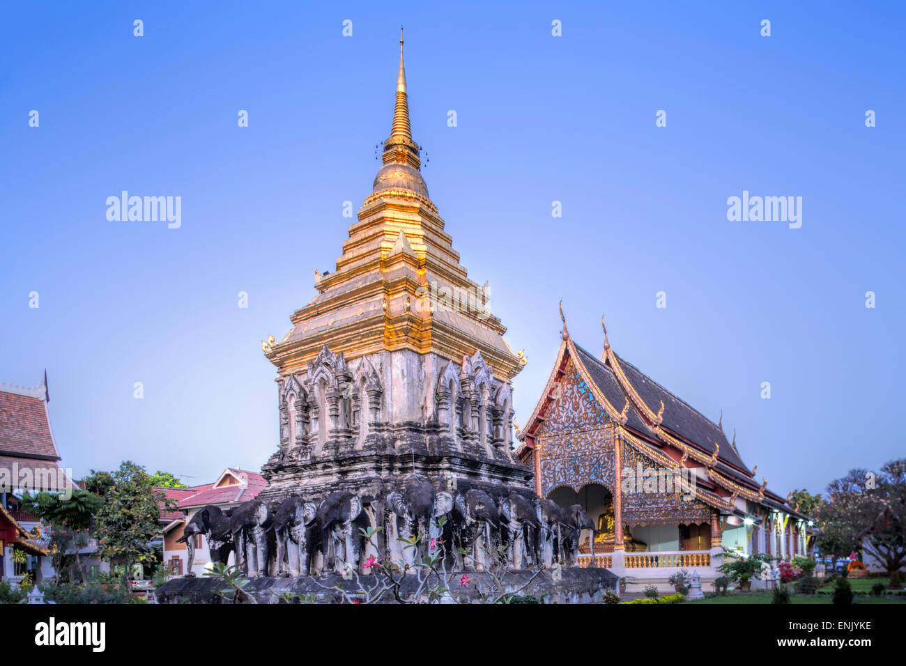 Sculptures d'éléphants sur le Chedi Chang Lom et le bot principal au temple de Wat Chiang Man, Chiang Mai, Thaïlande Banque D'Images